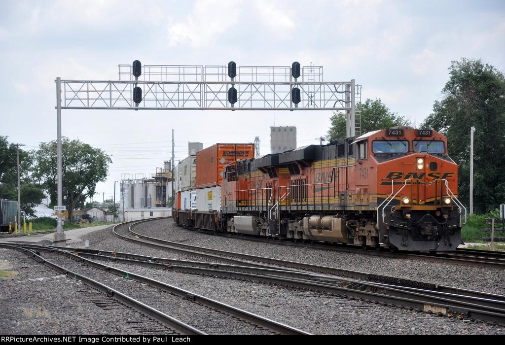 Eastbound intermodal comes off the elevated trackage